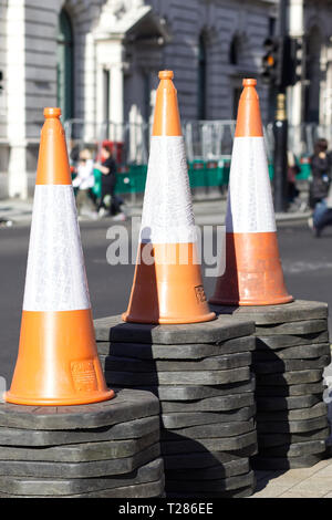 Cônes empilés sur le bord de la route à Londres Banque D'Images