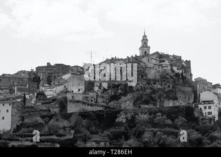 Bocairent village au sommet de la colline, avec des rues médiévales et la tour. Photo en noir et blanc Banque D'Images