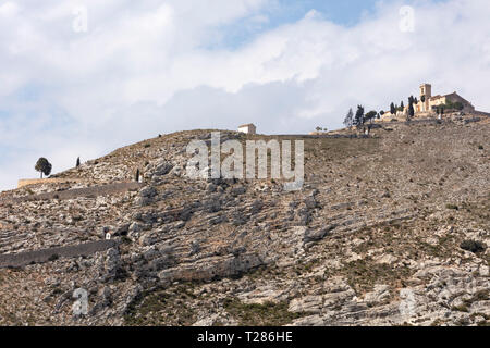 Ermitage de saint Christ en haut de la colline en Bocairent, Espagne avec la filière, la colline est rocheuse et le ciel en arrière-plan est trouble Banque D'Images