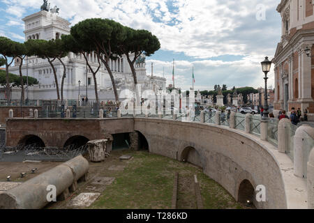 Rome, Italie - 19 juin 2018 : vue panoramique sur la Piazza Venezia et Vittorio Emanuele II Monument aussi connu sous le Vittoriano à Rome. Les gens marchent en p Banque D'Images