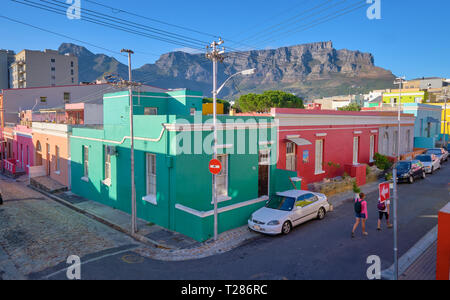 Vue de l'augmentation des maisons colorées et des rues de Bo Kaap, avec Table Mountain en arrière-plan. Cape Town, Afrique du Sud, le 21 mars 2019. Banque D'Images
