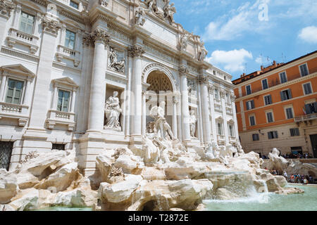 Vue panoramique sur la Fontaine de Trevi dans le quartier de Trevi à Rome, Italie. Il conçu par l'architecte italien Nicola Salvi et achevé par Giuseppe Pannini Banque D'Images