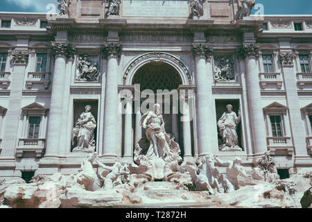 Vue panoramique sur la Fontaine de Trevi dans le quartier de Trevi à Rome, Italie. Il conçu par l'architecte italien Nicola Salvi et achevé par Giuseppe Pannini Banque D'Images