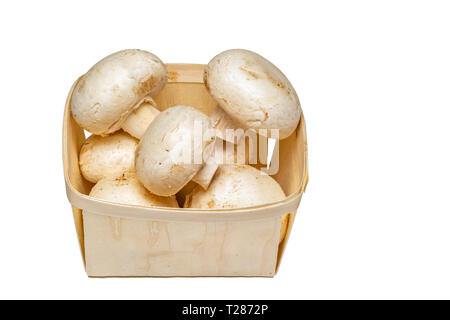 Champignon champignons dans un panier isolé sur fond blanc. Banque D'Images