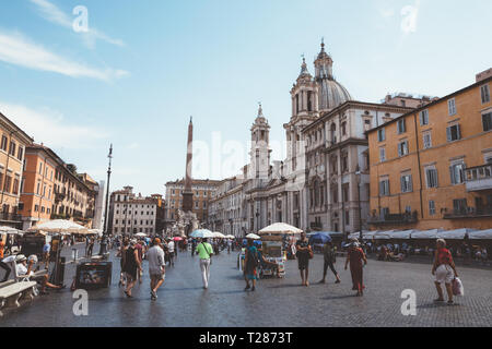 Rome, Italie - 21 juin 2018 : vue panoramique sur la Piazza Navona est une place publique de Rome. Journée d'été et le bleu ciel. Les gens marchent sur square Banque D'Images