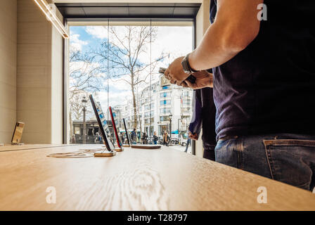 Paris, France - Circa 2019 : Apple iPhone smartphones XS produits s'affichent à l'intérieur du nouvel Apple Store des Champs-Elysées avec la vente d'iPhone travailleur Genius Banque D'Images