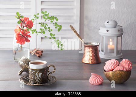 Café oriental cuit en cuivre traditionnel turc et de pot de café servi dans une tasse de contrepartie Banque D'Images
