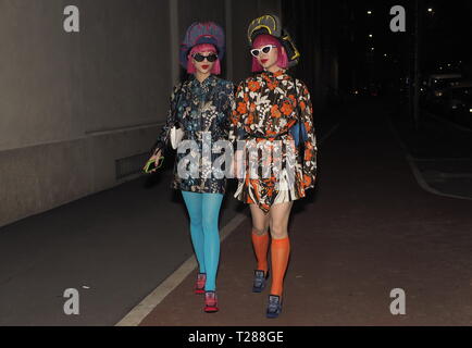 MILAN, Italie 13 janvier 2019 : Aya et Ami Amiaya tenues street style Prada avant fashion show, au cours de la Fashion Week de Milan homme Automne/Hiver 2019/2020 Banque D'Images