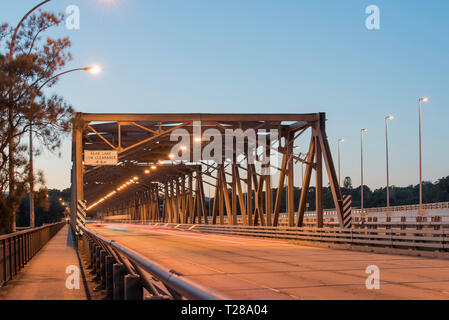 Tôt le matin, la circulation sur le pont de fer Cove qui relie les banlieues de Sydney de Geel et Rozelle sur les hauteurs du port de Sydney. Banque D'Images