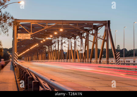 Tôt le matin, la circulation sur le pont de fer Cove qui relie les banlieues de Sydney de Geel et Rozelle sur les hauteurs du port de Sydney. Banque D'Images