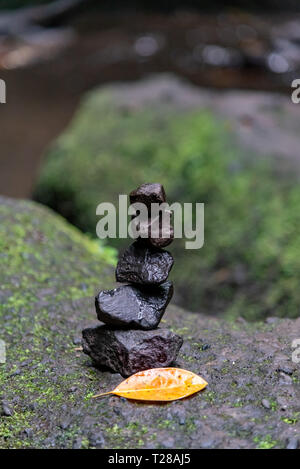 Des pierres empilées dans Cepung Bangli Regency Tukad Cascade. Ubud, Bali / Indonésie Banque D'Images