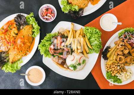 La nourriture péruvienne, fruits de mer, les frites et les sauces Banque D'Images