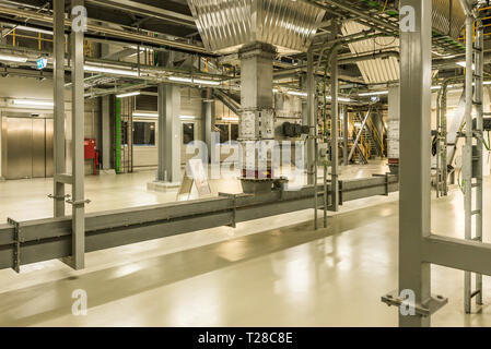 Installations en acier brillant avec des fils électriques et des tuyaux pour la vapeur, à l'intérieur de l'usine de Roskilde, une centrale thermique au Danemark, le 21 mars, 2019 Banque D'Images