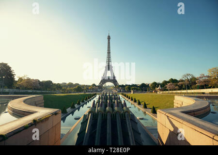 Tour Eiffel avec fontaine tuyau comme le célèbre monument de la ville à Paris Banque D'Images