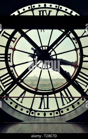 Vue sur la ville à travers l'horloge géante à Paris, France. Banque D'Images