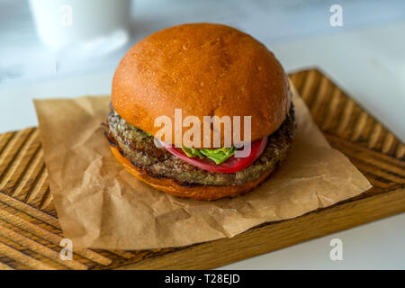 Petit hamburger sur un socle en bois Banque D'Images