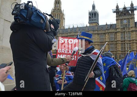 Militant de l'Union européenne demeurent Steve Bray d'être interviewé par une équipe de caméras de télévision à l'extérieur du Parlement sur le vote utile 15e jour de janvier 2019 Banque D'Images
