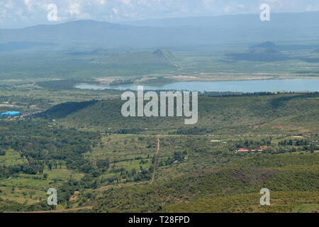 Lake contre un arrière-plan de Montagnes, Lac Elementaita et sleeping warrior vu de la Montagne de la table, au Kenya Banque D'Images