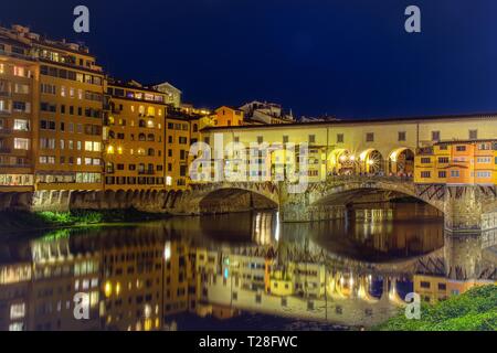 Florence, Italie - 26 juin 2018 : le Ponte Vecchio à Florence, en Italie, sur une nuit d'été. Des milliers de touristes passent par le pont à jour . Banque D'Images