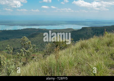 Lake contre un arrière-plan de Montagnes, Lac Elementaita et sleeping warrior vu de la Montagne de la table, au Kenya Banque D'Images