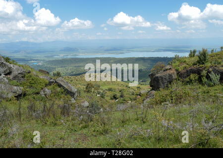 Lake contre un arrière-plan de Montagnes, Lac Elementaita et sleeping warrior vu de la Montagne de la table, au Kenya Banque D'Images