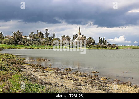 Hala Sultan Tekke ou la mosquée d'Umm Haram, un sanctuaire musulman sur la rive ouest du lac salé de Larnaca, près de Larnaca, Chypre Banque D'Images