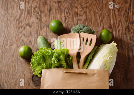 Vue de dessus les légumes verts dans Shopping bag on wooden table Banque D'Images