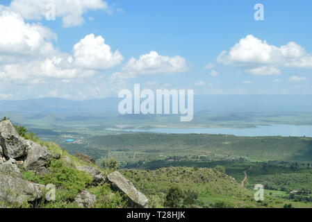 Lake contre un arrière-plan de Montagnes, Lac Elementaita et sleeping warrior vu de la Montagne de la table, au Kenya Banque D'Images