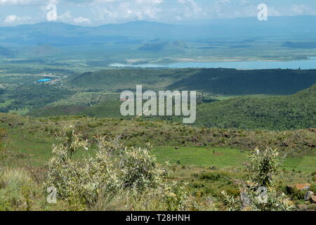 Lake contre un arrière-plan de Montagnes, Lac Elementaita et sleeping warrior vu de la Montagne de la table, au Kenya Banque D'Images