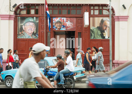 Images de Fidel et Raul Castro sur la façade d'un immeuble à Santiago de Cuba Banque D'Images