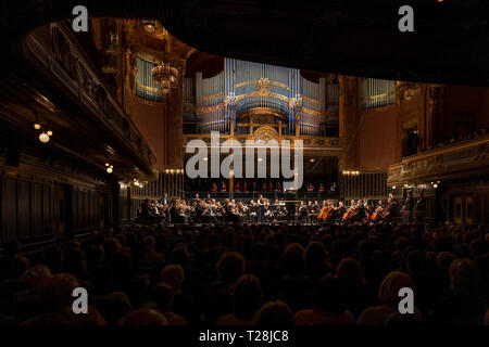 Choeur et orchestre de musique ELTE joue sur l'Académie de Musique le 23 mars 2019 à Budapest, Hongrie Banque D'Images