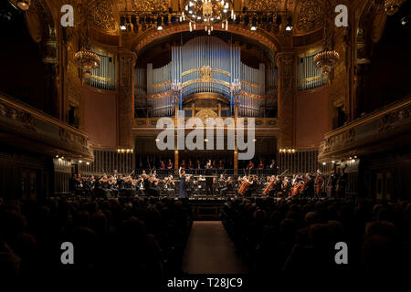 Choeur et orchestre de musique ELTE joue sur l'Académie de Musique le 23 mars 2019 à Budapest, Hongrie Banque D'Images