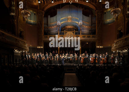 Choeur et orchestre de musique ELTE joue sur l'Académie de Musique le 23 mars 2019 à Budapest, Hongrie Banque D'Images