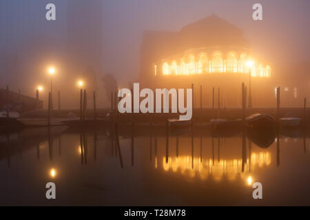 Vue de nuit sur le canal de l'île de Murano avec Basilica dei Santi Maria e Donato dans le brouillard à l'allumage. Venise, Italie. Banque D'Images