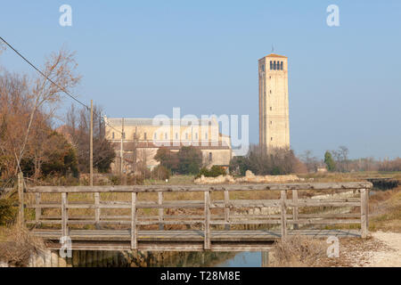 La chiesa di Santa Maria Assunta (à droite), et le Chiesa di Santa Fosca (à gauche) et clocher à Torcello, Venise, Italie Banque D'Images