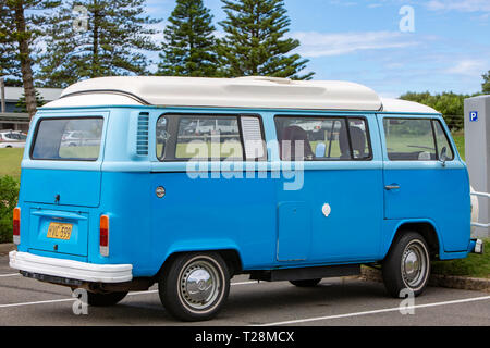 Volkswagen kombi classique campervan van stationné près d'une plage de Sydney, Australie Banque D'Images