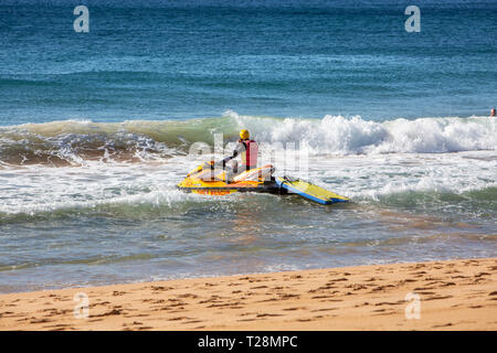 Le personnel de sauvetage surf bénévoles avec leur bateau jet ski sur la plage de Newport à Sydney, Australie Banque D'Images