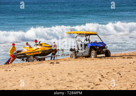 Le personnel de sauvetage surf bénévoles avec leur bateau jet ski sur la plage de Newport à Sydney, Australie Banque D'Images