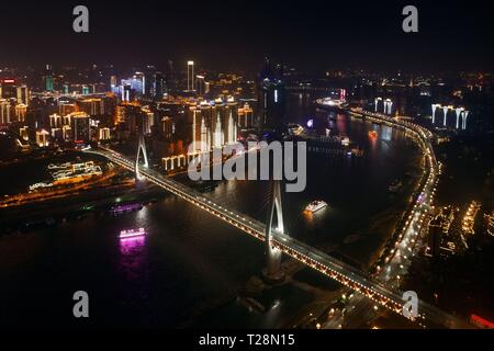 Vue aérienne du pont et de l'architecture urbaine de la ville de nuit à Chongqing, Chine. Banque D'Images