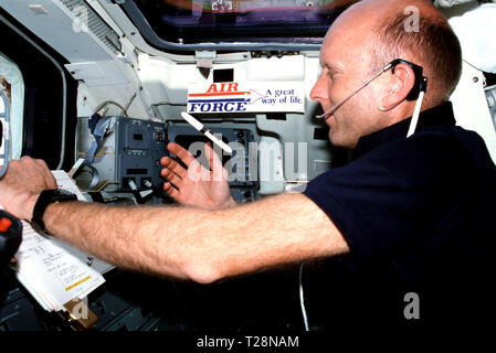 (22-30 mars 1982) --- pilote Gordon Fullerton, le port de kit de communication (assy) mini casque, watches freefloating stylo pendant les procédures de la liste de vérifications au poste de pilotage arrière station en orbite. Prises à partir de la cabine de pilotage arrière tribord, Fullerton est vu en face de panneaux A7 et A8 avec W8 et un 'United States Air Force - un excellent moyen de la vie". L'autocollant Banque D'Images