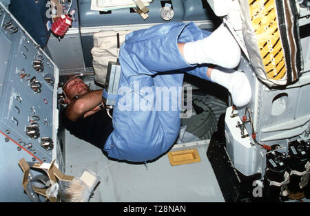 (24 mars 1982) --- L'astronaute Gordon Fullerton, pilote de la mission STS-3, le port de communication kit mini-assemblée HDST (casque), capacité de pilotage arrière reposant son dos contre le sol et ses pieds contre le siège éjectable du commandant (S1). Banque D'Images