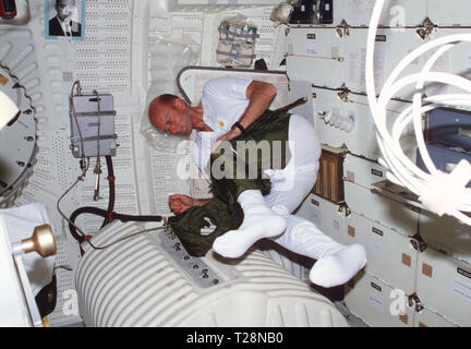(24 mars 1982) --- L'astronaute C. Gordon Fullerton, STS-3 pilote, dons un vêtement intérieur vert olive qui complète les sorties de la navette spatiale (EMU) scaphandre. Banque D'Images