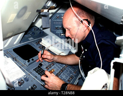 M003-25-228 (22-30 mars 1982) --- Pilote Fullerton, le port de communication kit assemblée générale (ASSY) casque (mini-HDST) et à l'aide d'un tournevis et lampe de poche (lampe stylo), remplace le reconnaître (ACK) sur le poste de pilotage arrière panneau de commande de la station de mission R12L du clavier. Banque D'Images