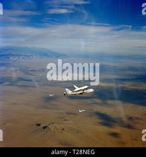 (13 Sept 1977) --- l'orbiteur 101 'Enterprise' est vu équitation 'piggy-back' atope la NASA 747 avions de transport aérien pendant la deuxième libre vol de l'approche et l'atterrissage de la navette Tests (ALT) a effectué le 13 septembre 1977, à l'Dryden Flight Research Center en Californie du Sud. Banque D'Images