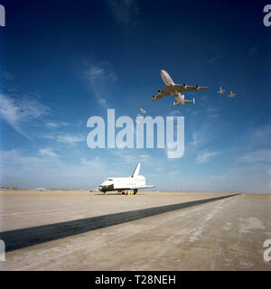(13 Sept 1977) --- cette impressionnante scène a été photographié lors de la NASA 747 avions de transport aérien et cinq T-38 a volé sur la navette spatiale 101 'Enterprise', tandis qu'il était stationné sur la piste de l'Edwards Air Force Base en Californie. Banque D'Images