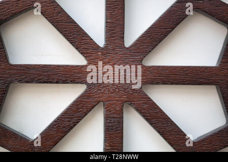 DOHA, QATAR - 22 septembre 2014 : conception de bois dans le mur avec diamond et formes triangle Banque D'Images