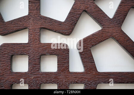 DOHA, QATAR - 22 septembre 2014 : design en bois brun lignes et formes dans le mur Banque D'Images