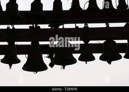 Ensemble de cloches situé en haut d'une tour de l'église. Église Sainte-Sophie de Kiev, Ukraine. Banque D'Images