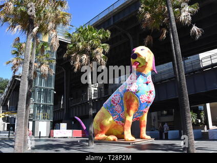 Sydney, Australie - Feb 7, 2019. Plus grand que nature lanternes en forme de chien. Les animaux du zodiaque chinois à Circular Quay célébrant le lunaire chinois Banque D'Images