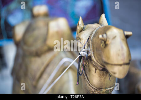 DOHA, QATAR - 22 septembre 2014 : Statue d'un chameau en bronze dans l'arrière-plan flou Banque D'Images